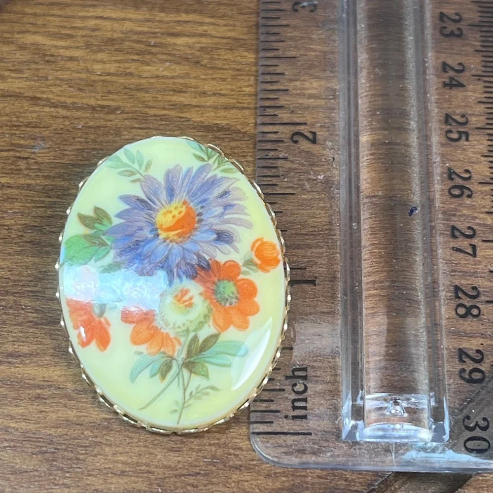 Vtg Oval Floral Brooch Gold Tone Scalloped Frame Purple Orange Flowers Pin